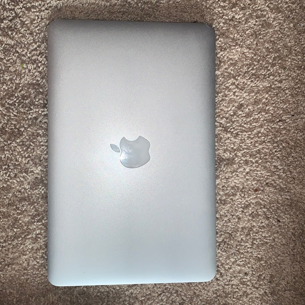 Apple MacBook Air 11.6” (2015) (used)